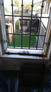 telaio finestra: sporcizia e materiale marcio sotto il vecchio telaio finestra